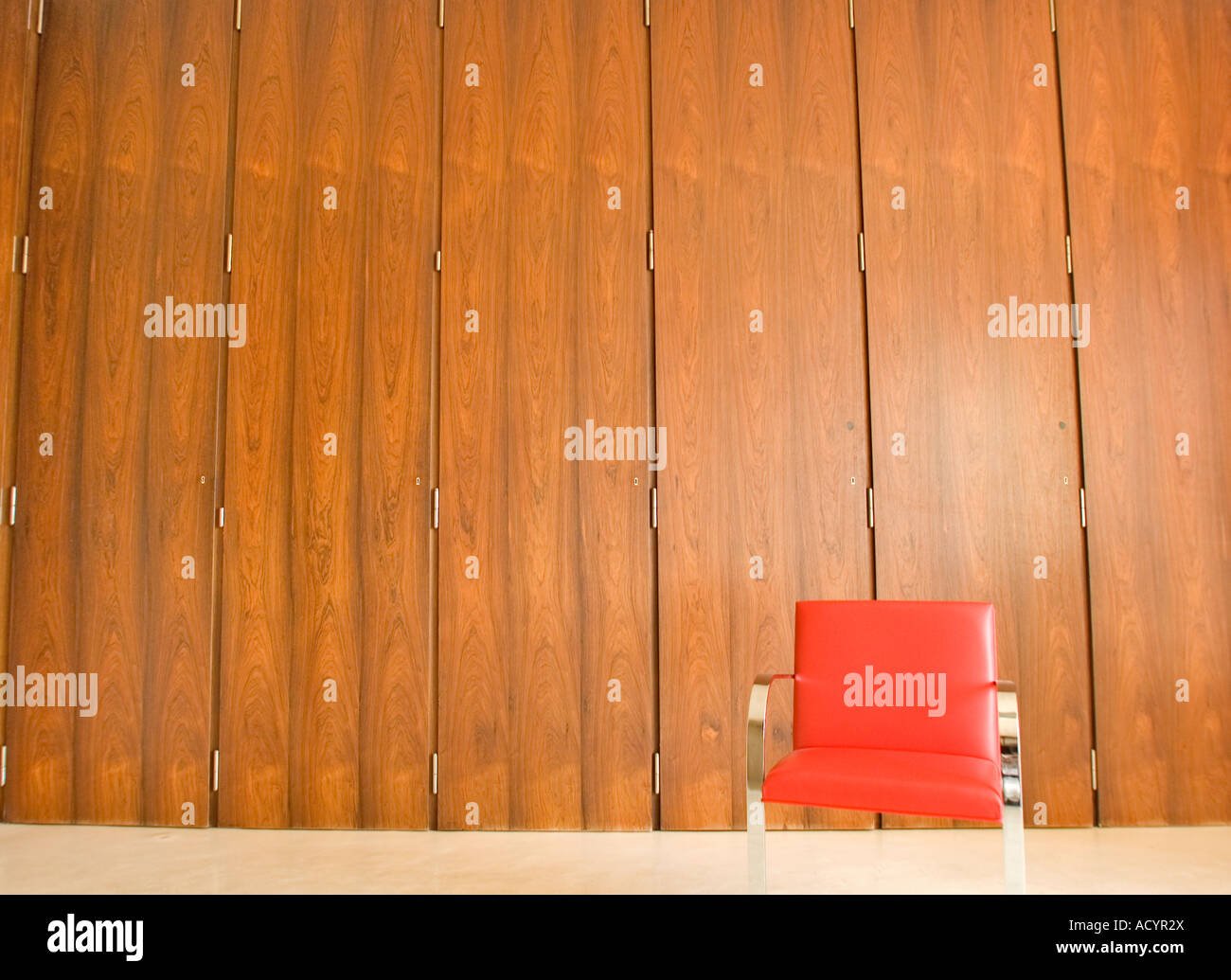 Camera da letto parete di legno di mogano con sportelli e cassetti di copertura e di indumento Foto Stock