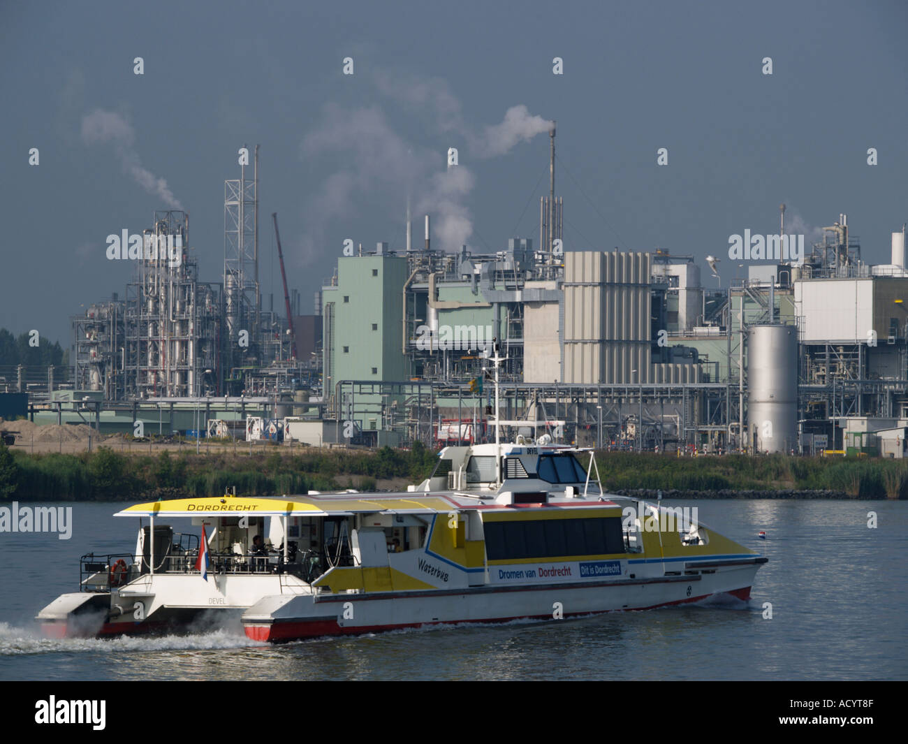 Il vaporetto è un nuovo modo per pendolari olandese per evitare gli ingorghi di traffico che le vele da Dordrecht al centro della città di Rotterdam NL Foto Stock