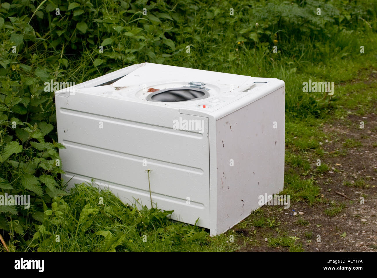 Vecchia lavatrice oggetto di dumping in campagna Foto Stock