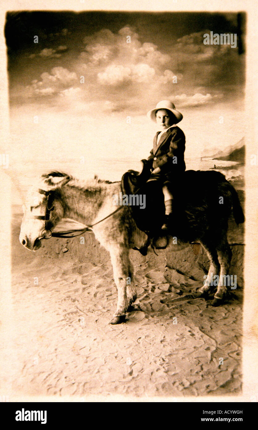 Vecchia snapshot di affievolimento del bambino sul mare asino Foto Stock