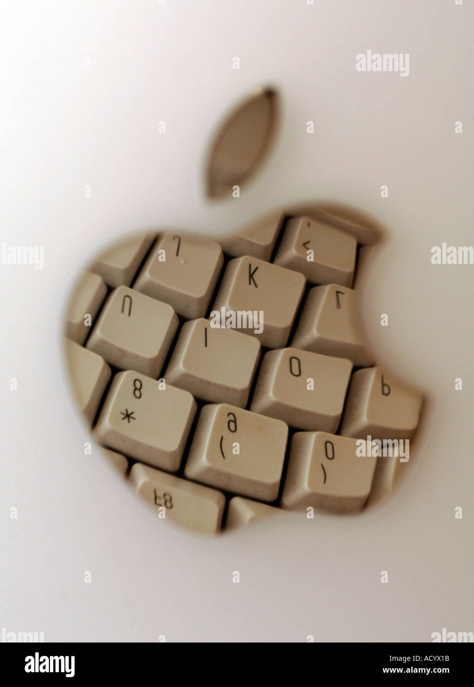 La riflessione di chiavi di computer in un Apple logo Macintosh Foto Stock