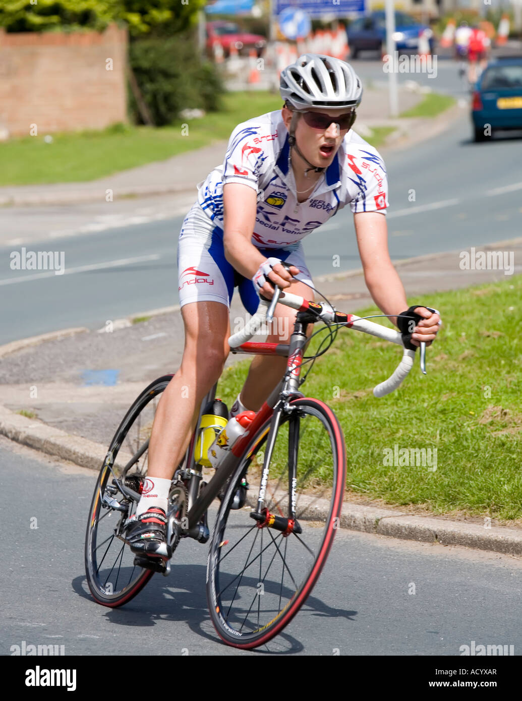 Giovane in bicicletta da corsa su strada ad Abergavenny Wales UK Foto Stock
