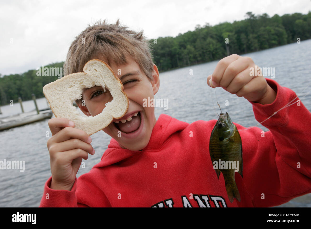 Virginia Newport News Park, Newport News, Lee Hall Reservoir, pesca, ragazzi maschi bambini pane, esca, cattura, VA070615028 Foto Stock