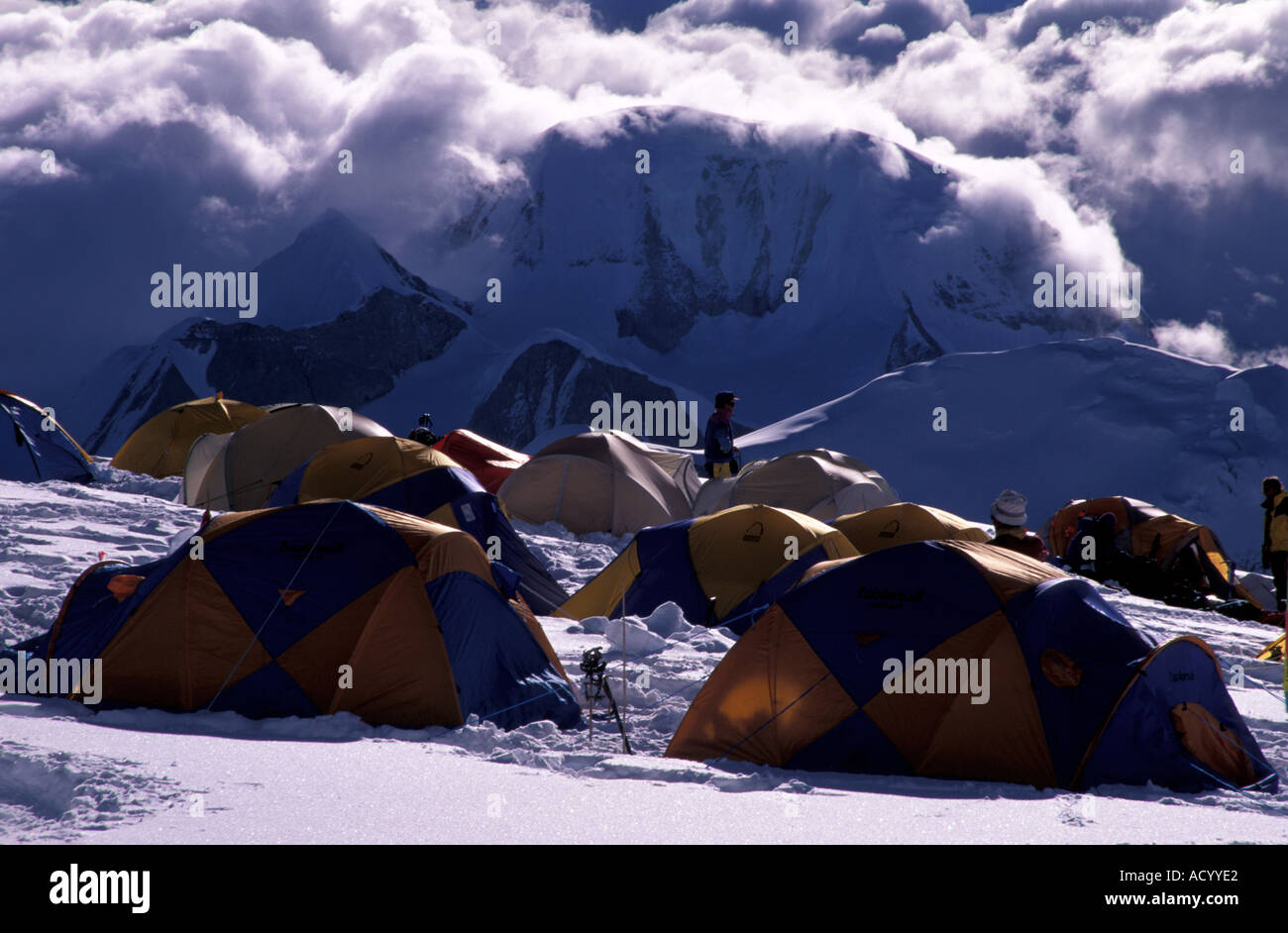 Cho Oyu secondo campo nuvole e tende in Tibet Foto Stock