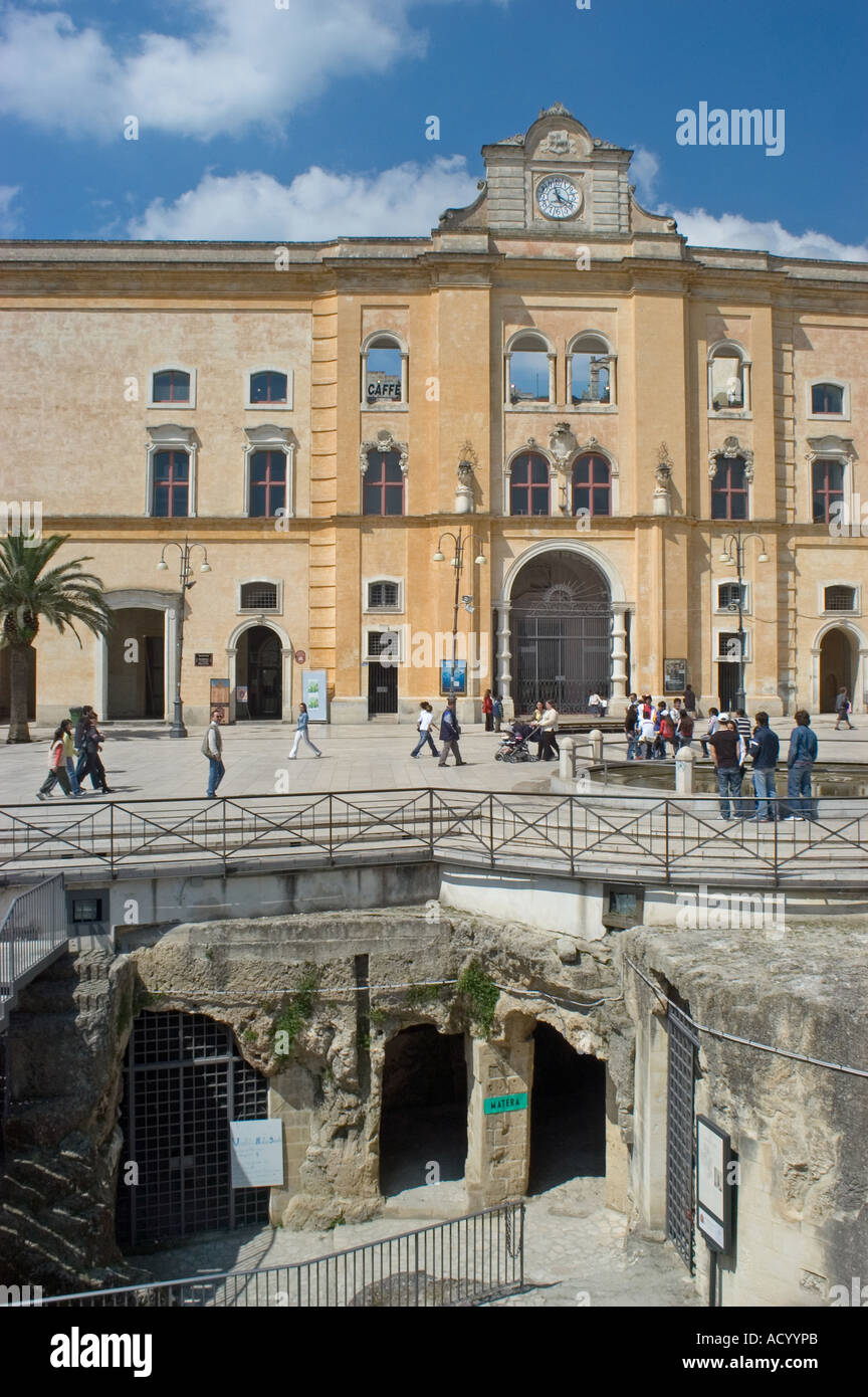Matera, Basilicata, Italia. Palazzo dell Annunciata e scavi in Piazza Vittorio Veneto Foto Stock