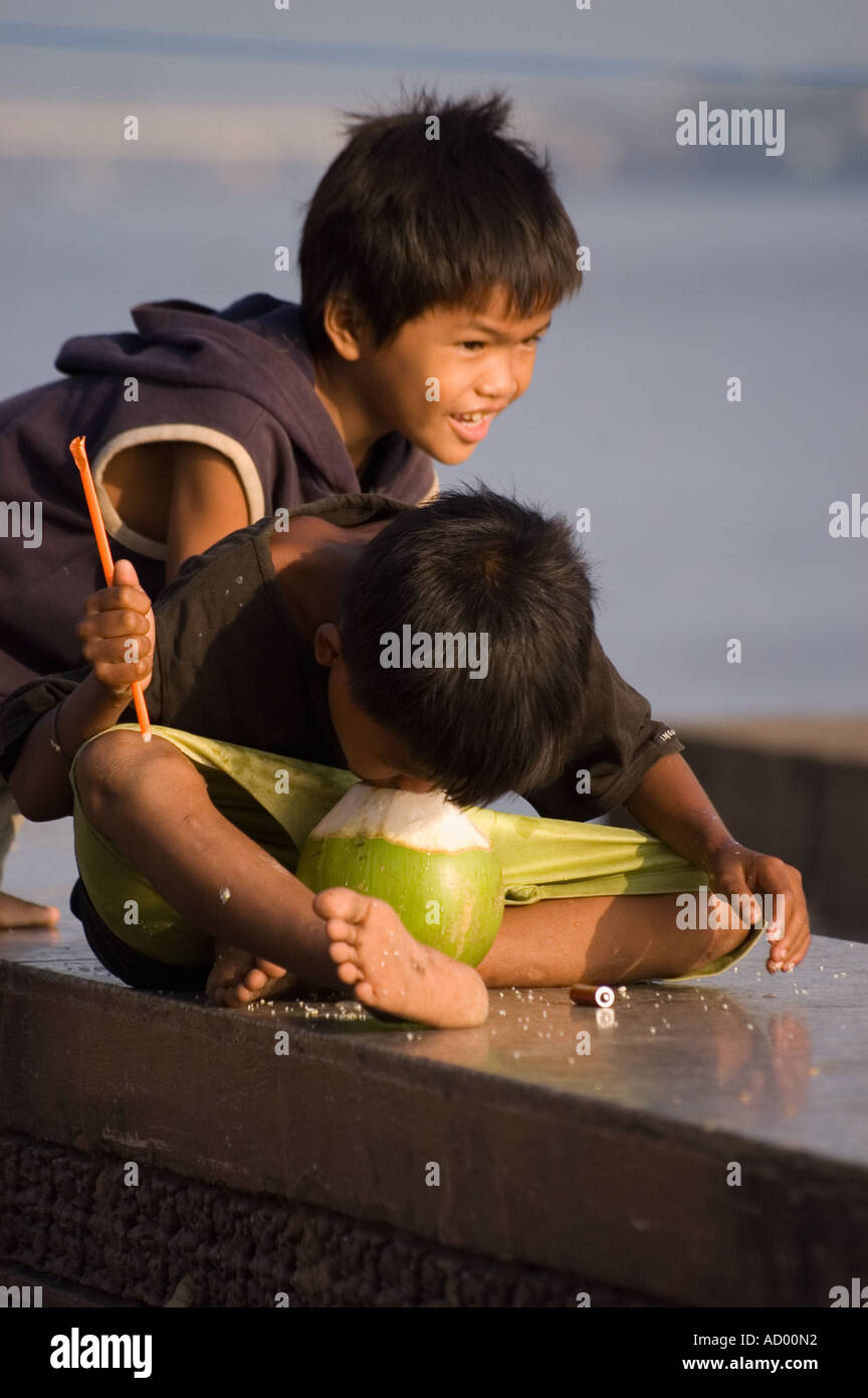 Bambini che giocano Phnom Penh Cambogia del Sud-est asiatico Foto Stock