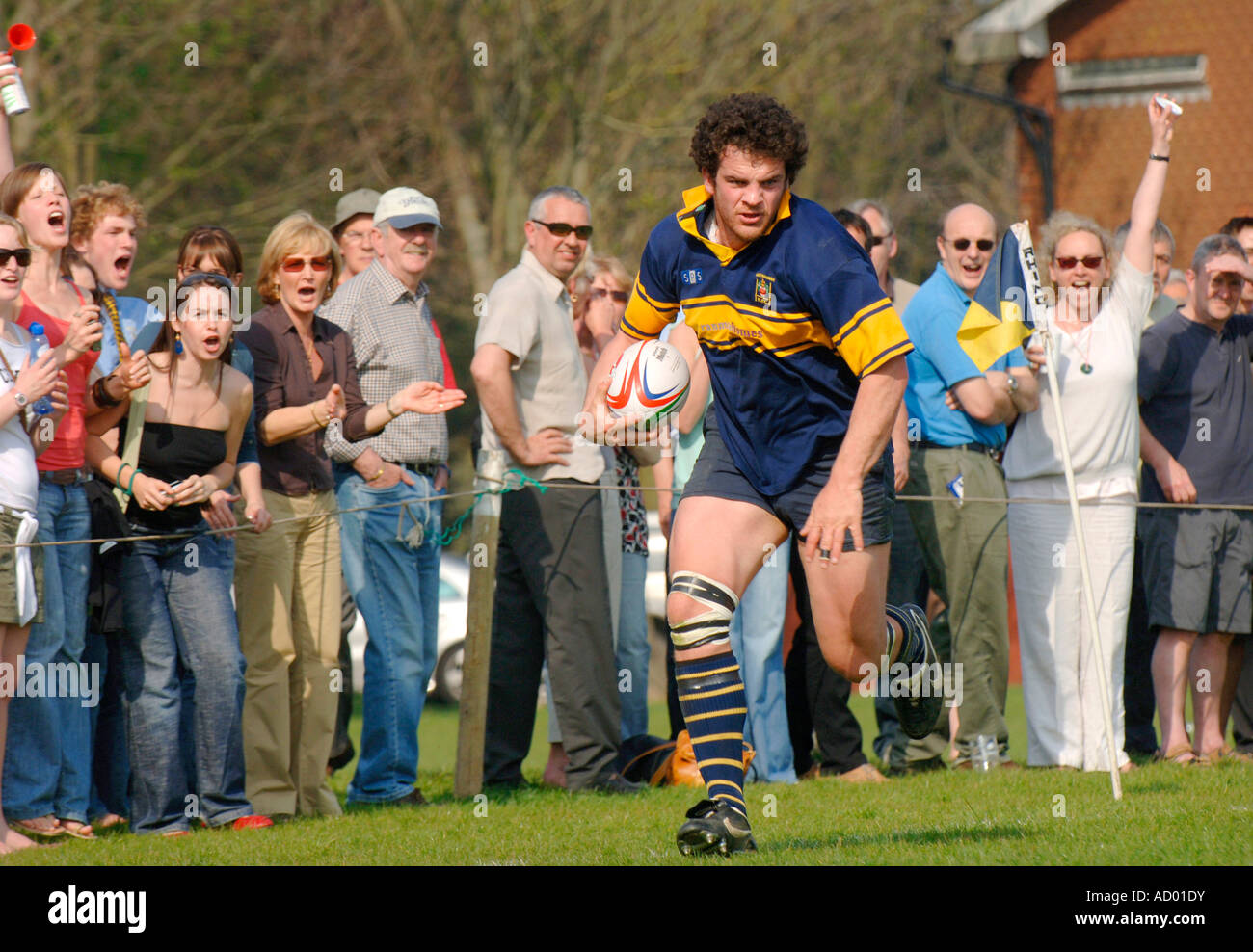 La folla esulta come un Eastbourne giocatore di rugby è vicino il punteggio di una prova. Foto da Jim Holden. Foto Stock