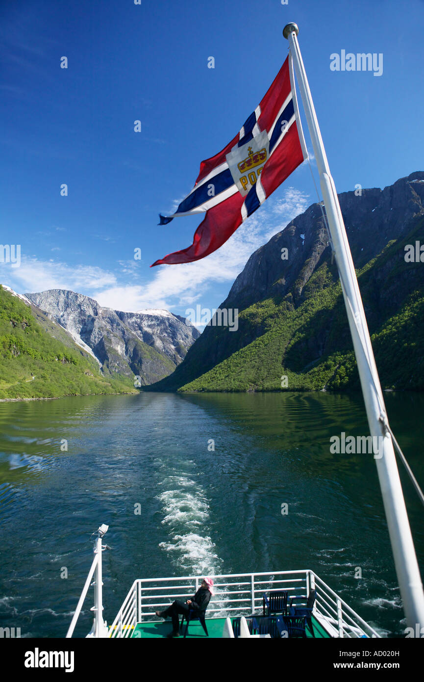 Bandiera norvegese sul fiordo1 traghetto sul Naeroyfjorden Aurland Sogn og Fjordane Norvegia Foto Stock