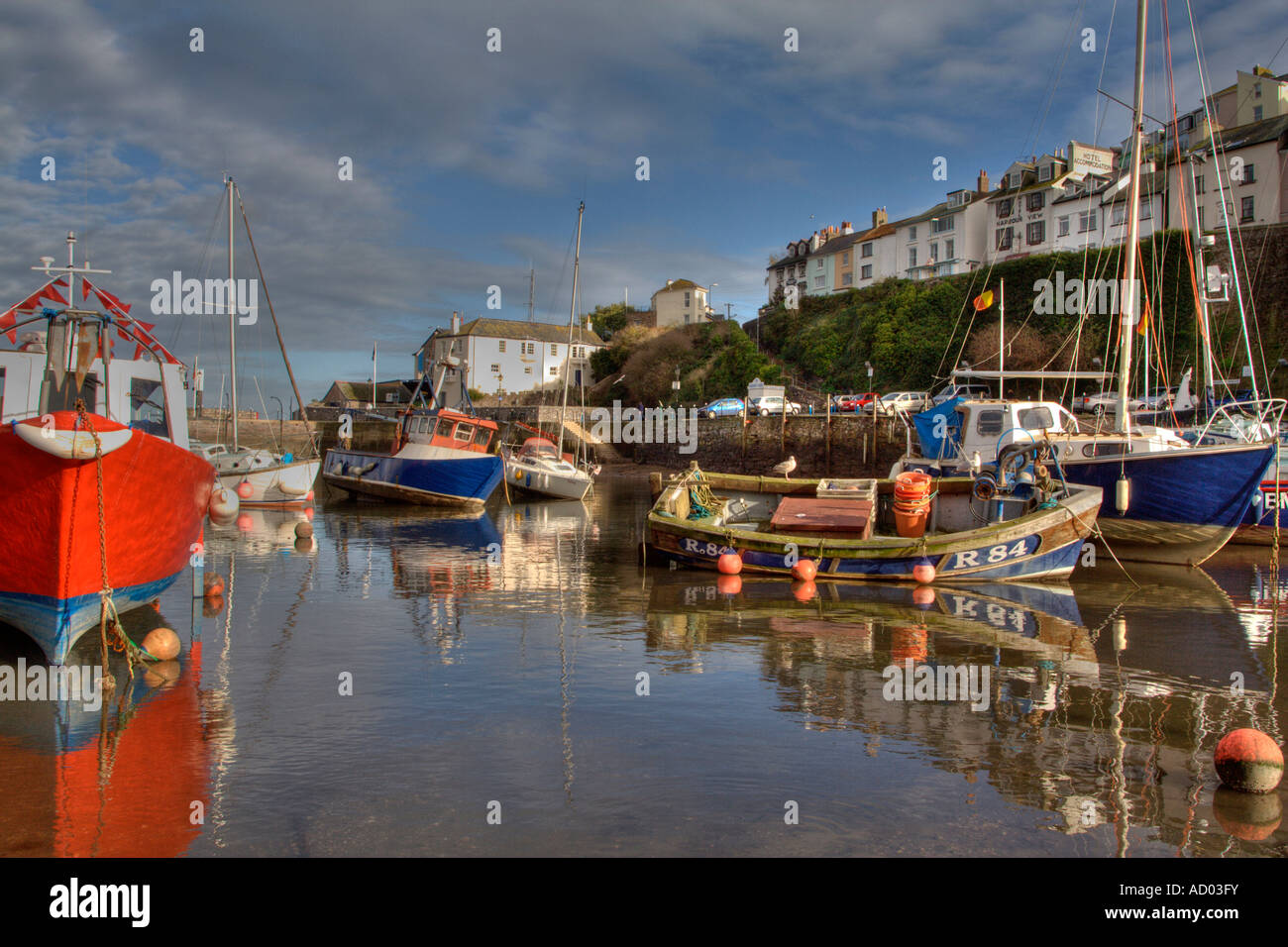 Giornata tranquilla in Brixham porto interno Foto Stock