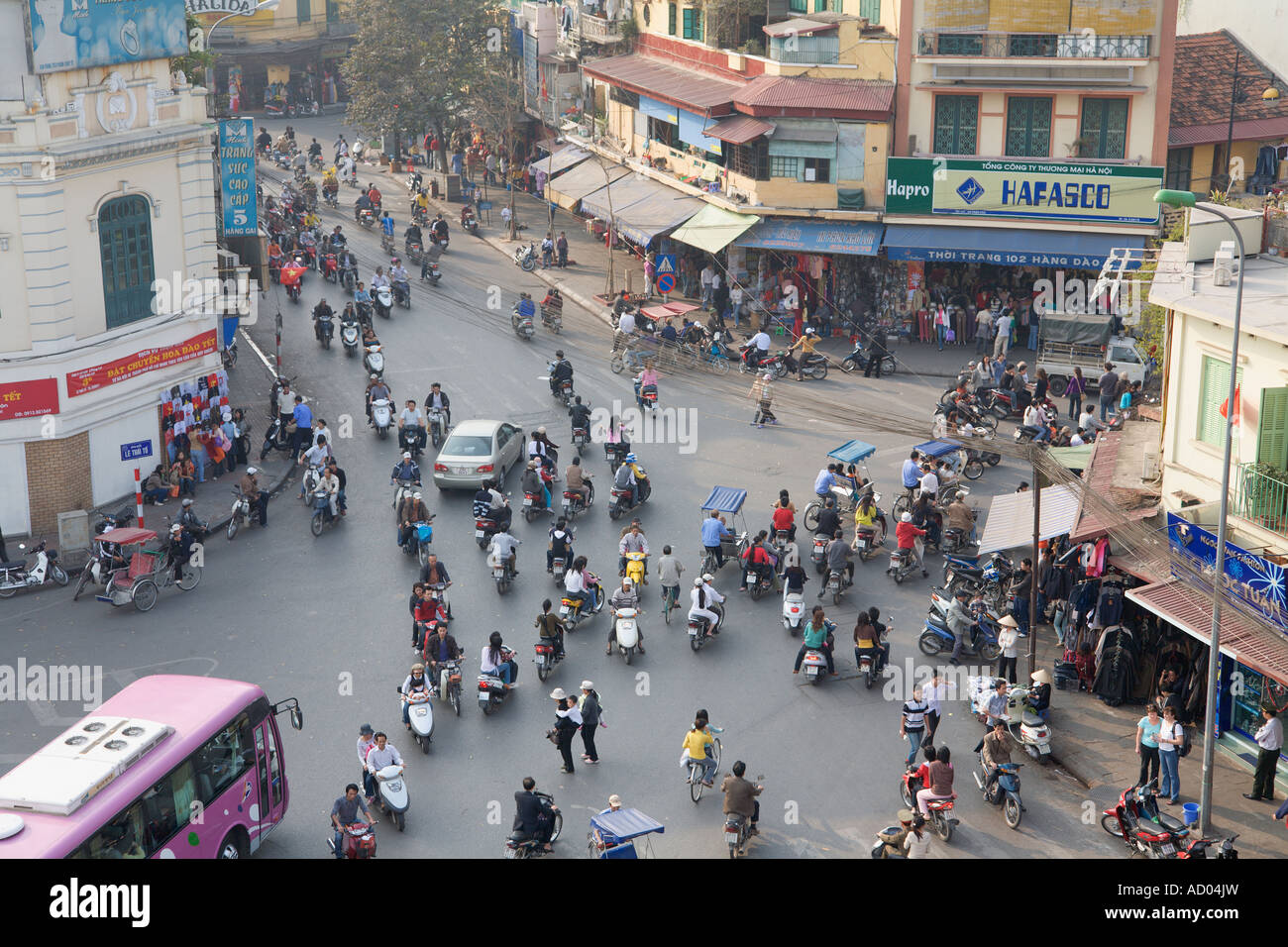 Guardando verso il basso su occupato il traffico lo svincolo Hanoi Vietnam Foto Stock