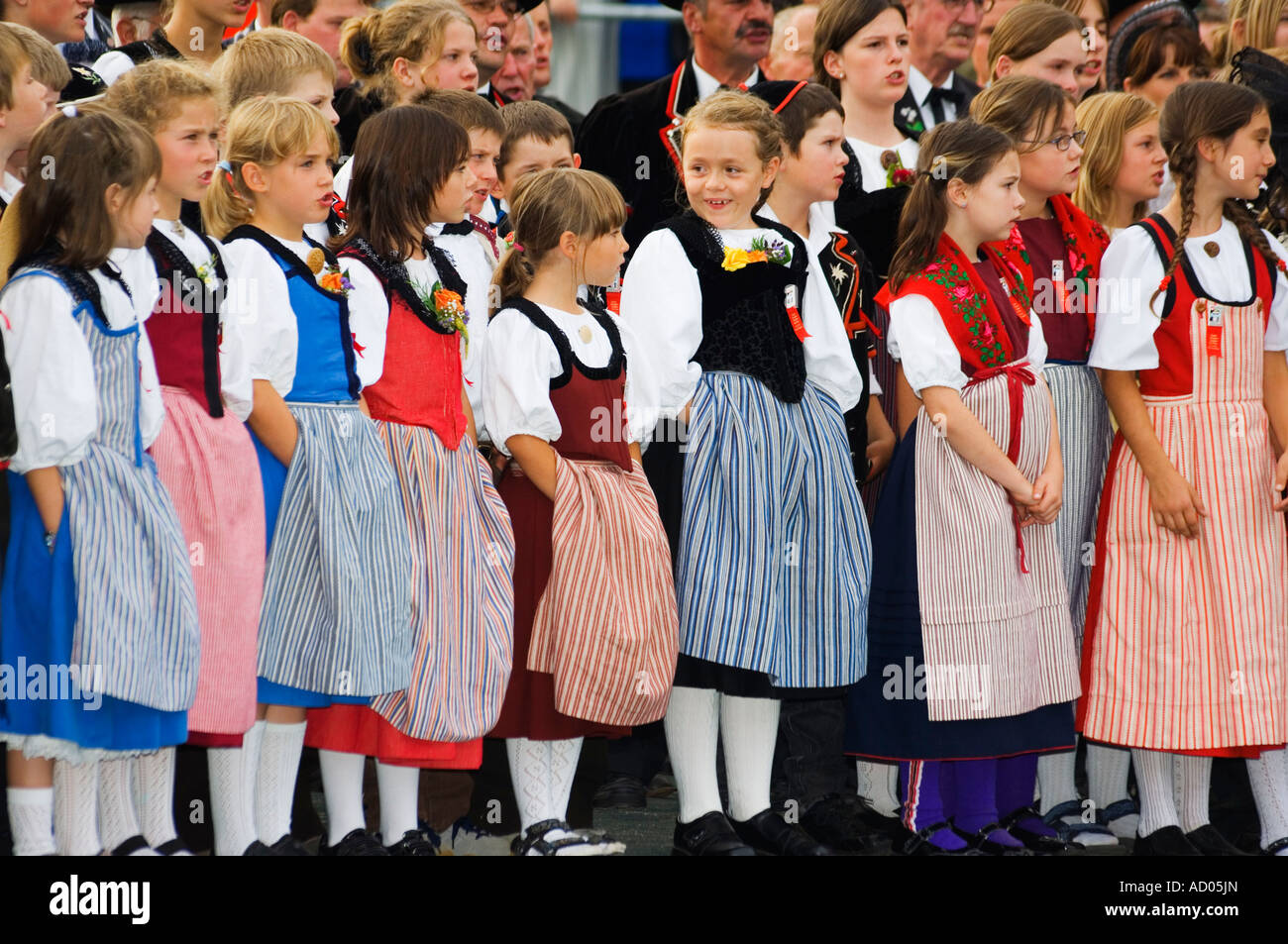 La Svizzera regione di Jungfrau Interlaken coro cantanti in Costume regionale cantare a Unspunnen Festival del Bicentenario Foto Stock