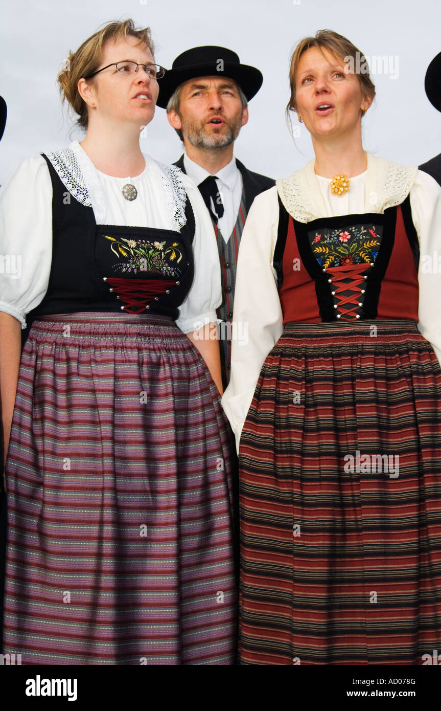 La Svizzera regione di Jungfrau Interlaken coro cantanti in Costume regionale cantare a Unspunnen Festival del Bicentenario Foto Stock