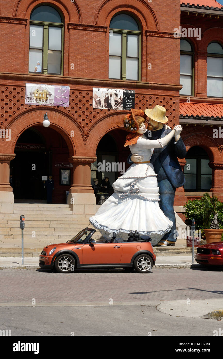 Giant figure di un uomo e di una donna dancing sono visibili nella parte anteriore del Custom s House di Key West Florida Foto Stock