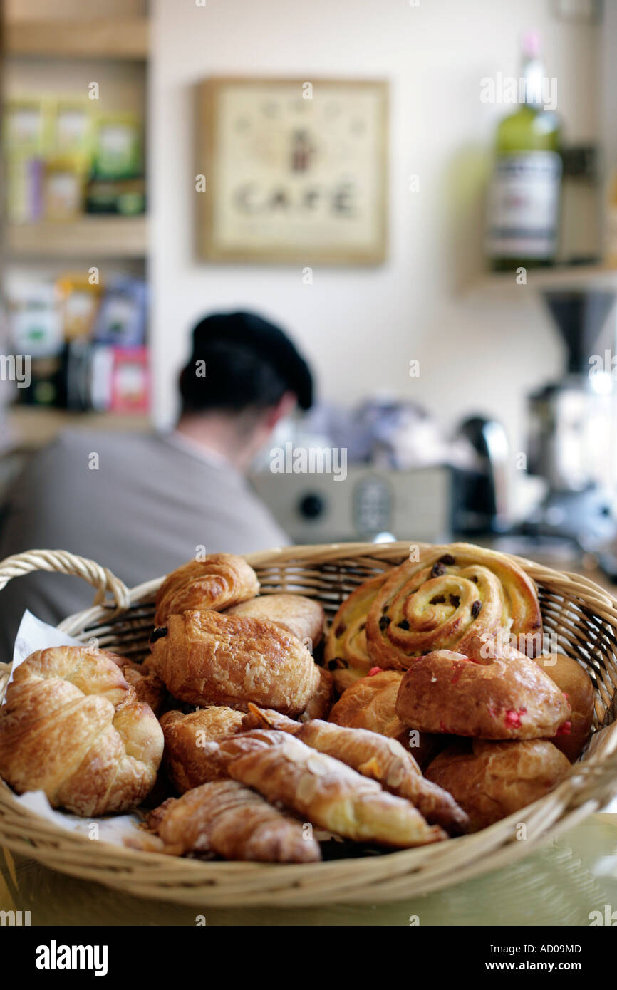 Un cesto di croissant e pasticcini danesi sul contatore a uno stile francese bistro a Birmingham REGNO UNITO Foto Stock