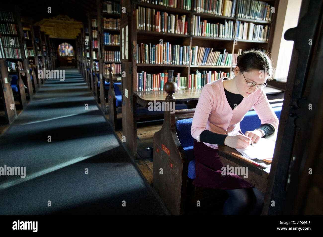 Uno studente lavora nella biblioteca presso il Corpus Christi College dell'Università di Oxford Regno Unito Foto Stock