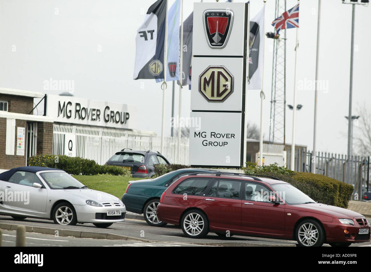 I dipendenti di MG Rover guida fuori l'uscita per la fabbrica di Longbridge Birmingham REGNO UNITO 1 Maggio 2004 Foto Stock