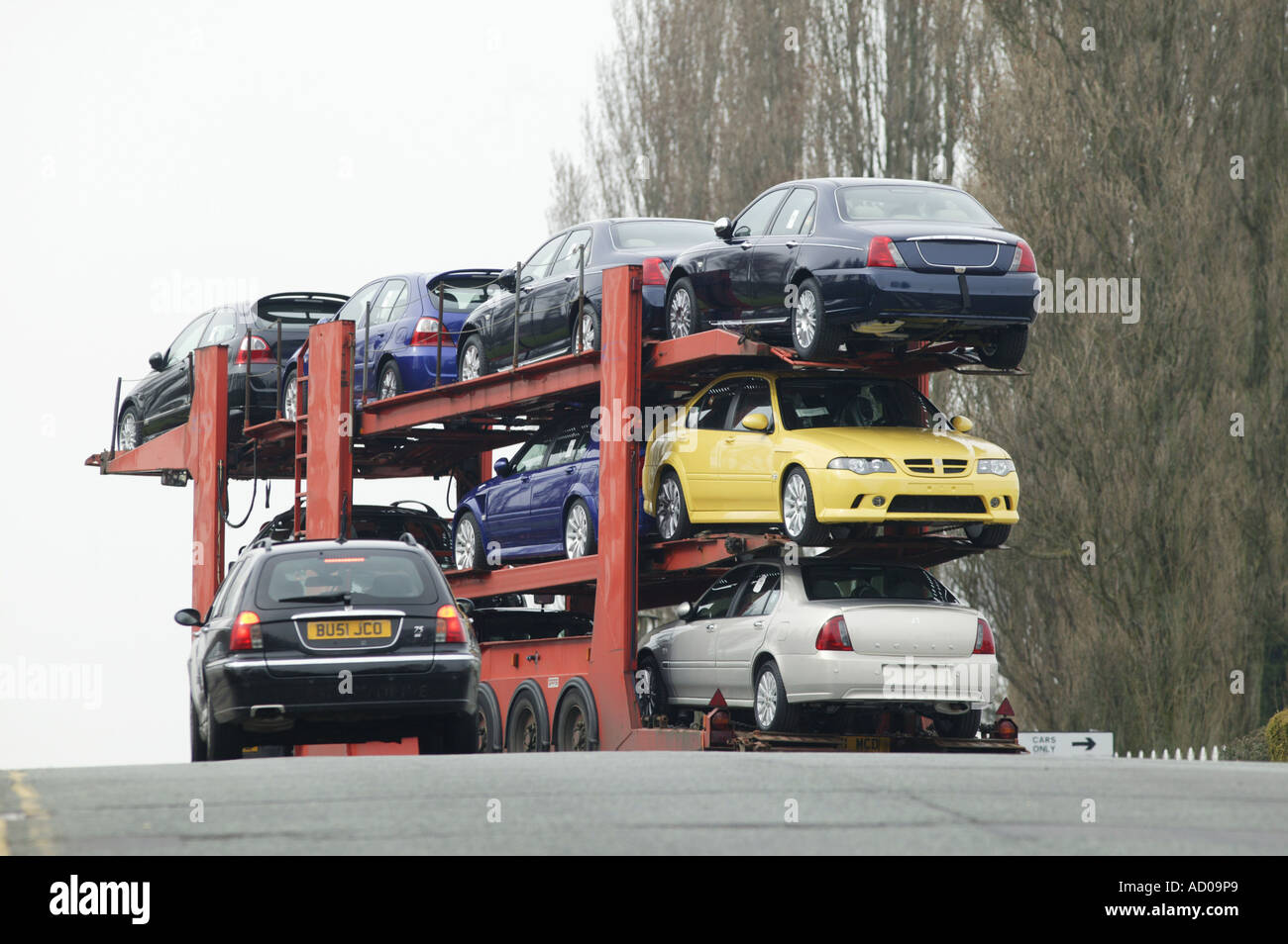 Un auto transporter portando Rover Automobili lascia la MG Rover in fabbrica a Longbridge Birmingham REGNO UNITO 1 Maggio 2004 Foto Stock