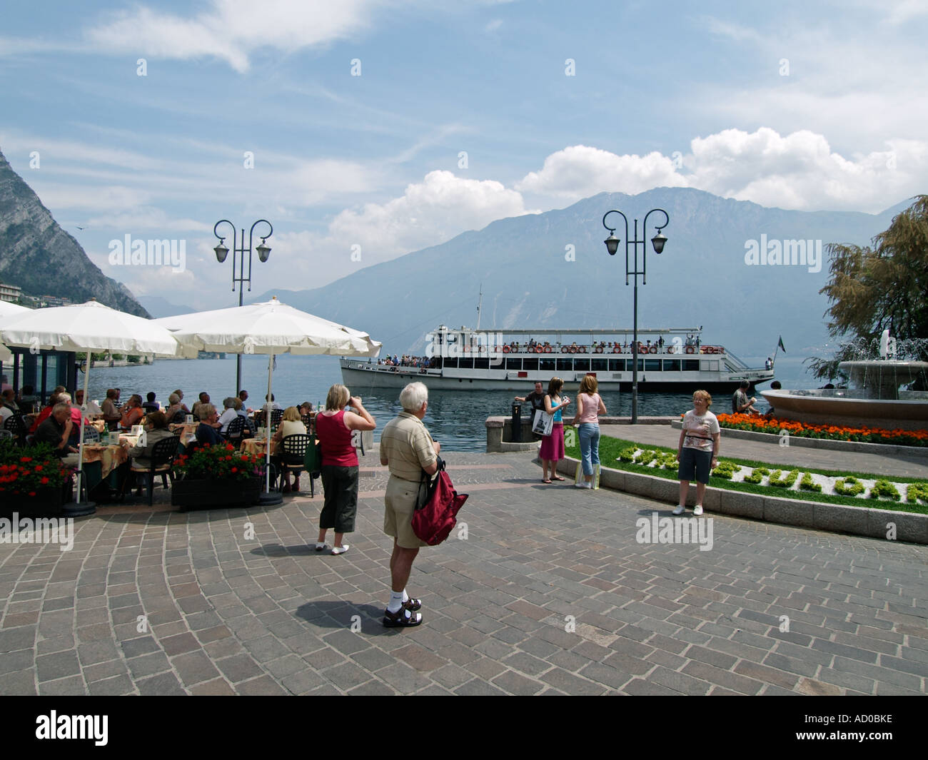 Turisti e Navigarda nave nella città di limone che è molto popolare con i turisti sul lago di Garda, Italia Foto Stock