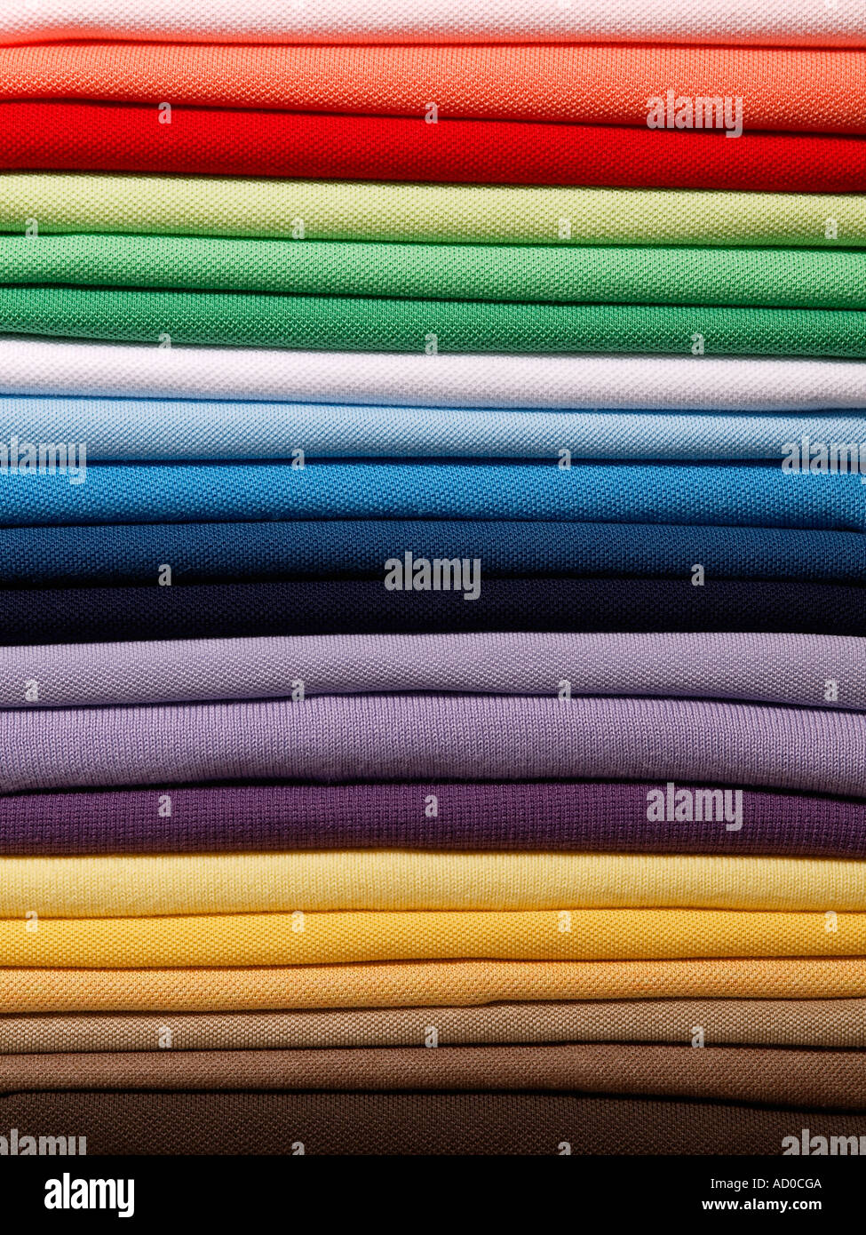 Pila pila di cotone pique poloshirts mens in colori assortiti Foto Stock