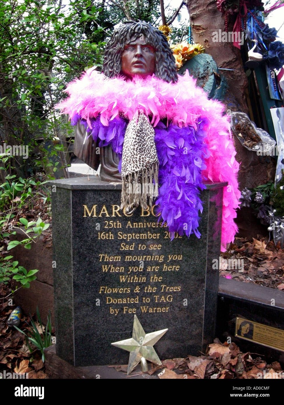 Busto di Marc Bolan presso il sito del suo 1977 la morte in un incidente di macchina, con offerte a sinistra da ventilatori, Barnes, London, Regno Unito Foto Stock
