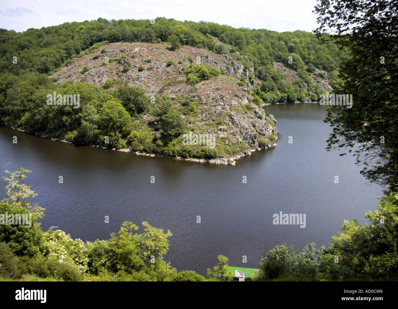 Vista del fiume La Creuse valley gorge a Crozant in Indre regione della Francia Foto Stock
