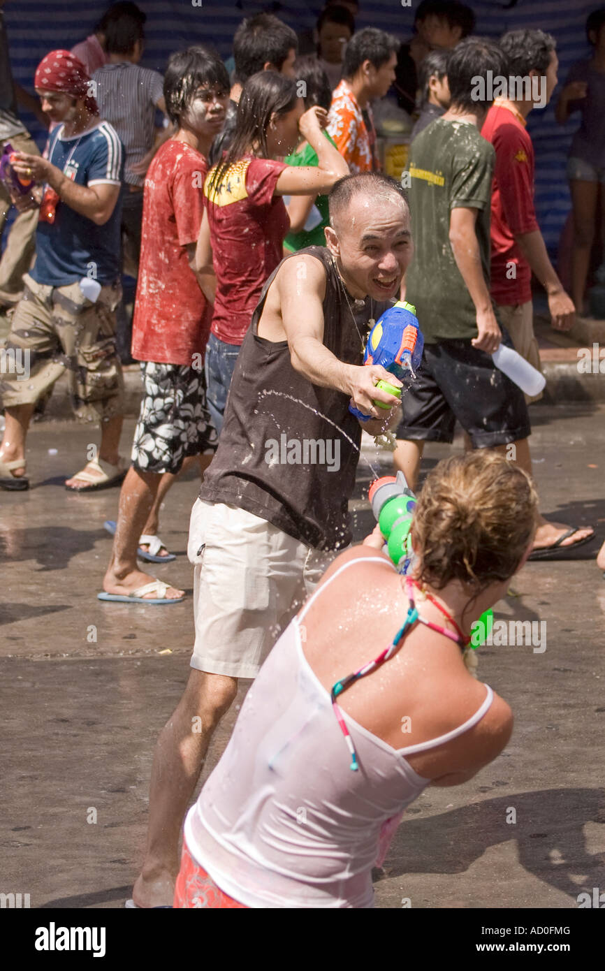 Acqua gettando Songkran festival Bangkok in Thailandia Foto Stock