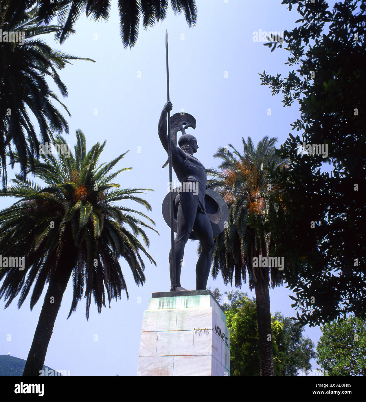 Statua di bronzo di Achilies trionfante nel giardino posteriore del palazzo Achilleio Gastouri Corfu Grecia Foto Stock