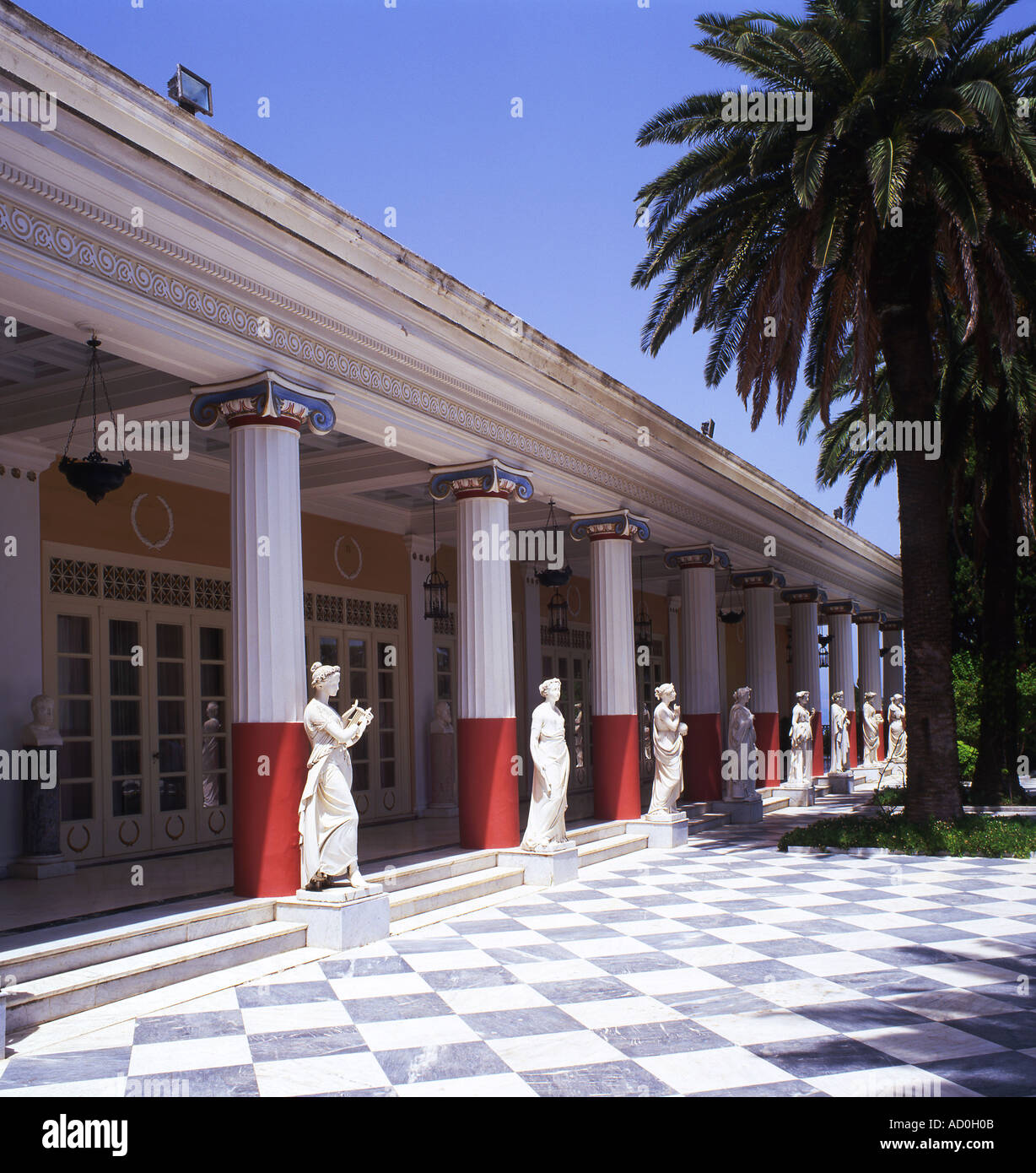 Il peristilio del Muse presso il Palazzo Achilleio Gastouri Corfu Grecia Foto Stock