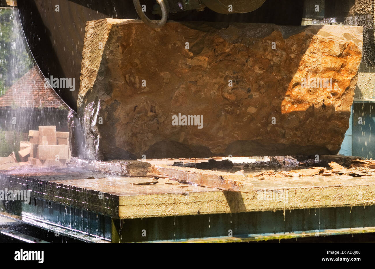 Il taglio di una lastra di pietra di cava Chilmark Chilmark, REGNO UNITO Foto Stock