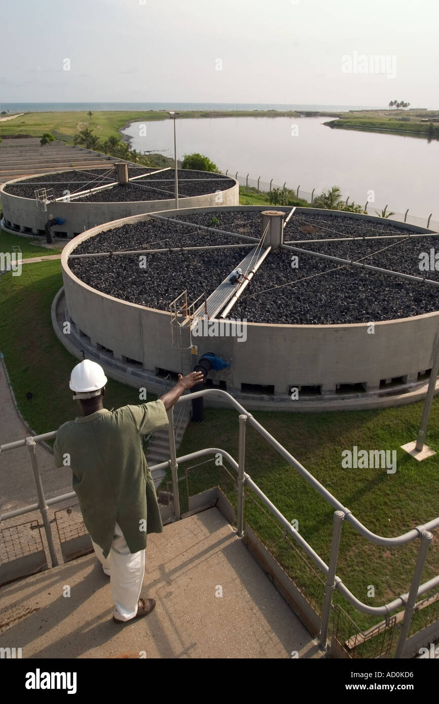 Operatore che dirige operazioni durante la manutenzione durante l’aggiornamento e la pulizia dei lavori di trattamento delle acque reflue Accra Ghana Africa occidentale Foto Stock