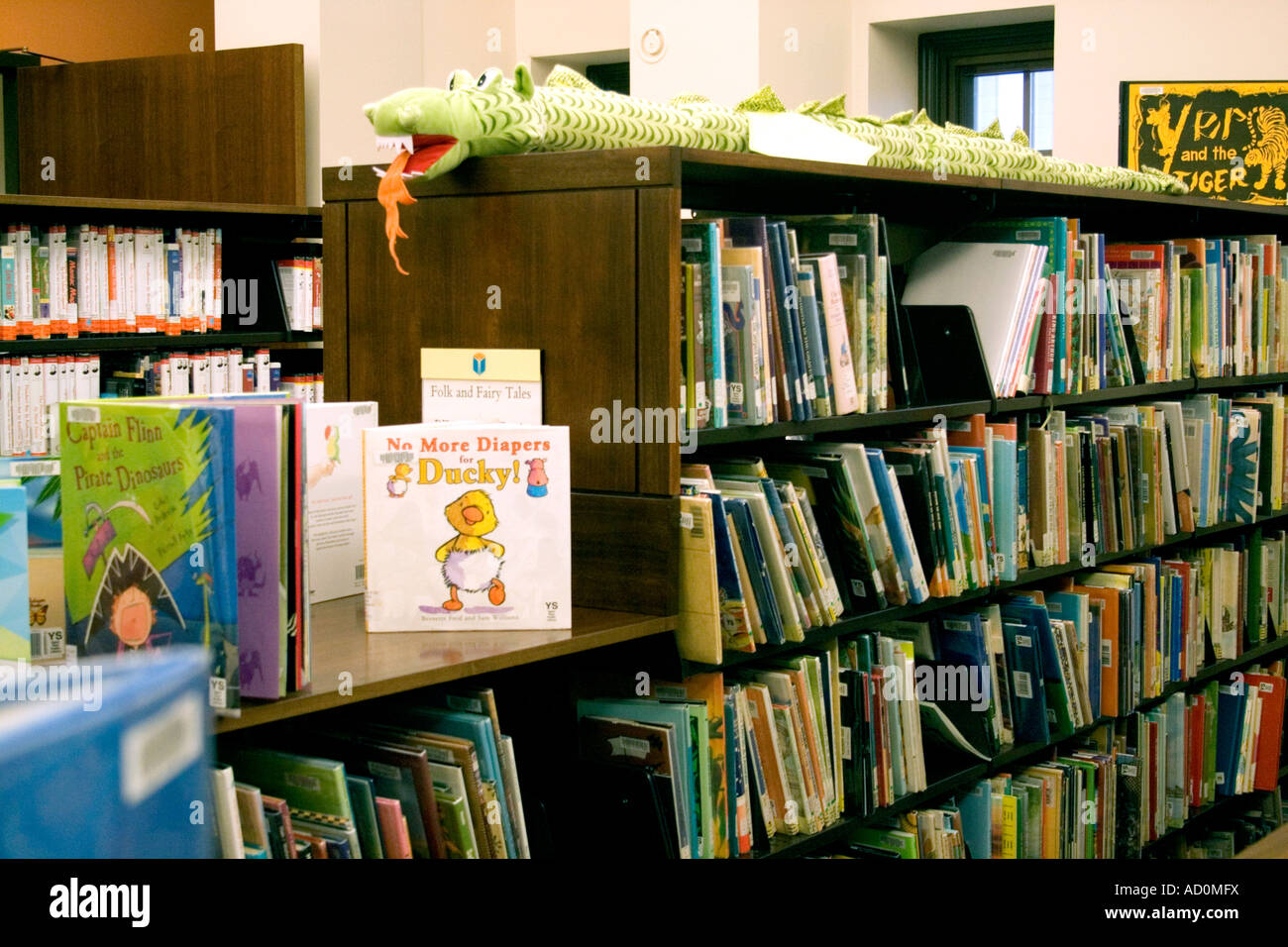 Dragon appoggiato sulla libreria per bambini presso la biblioteca. James J. Hill Reference Library 'St Paul' Minnesota USA Foto Stock