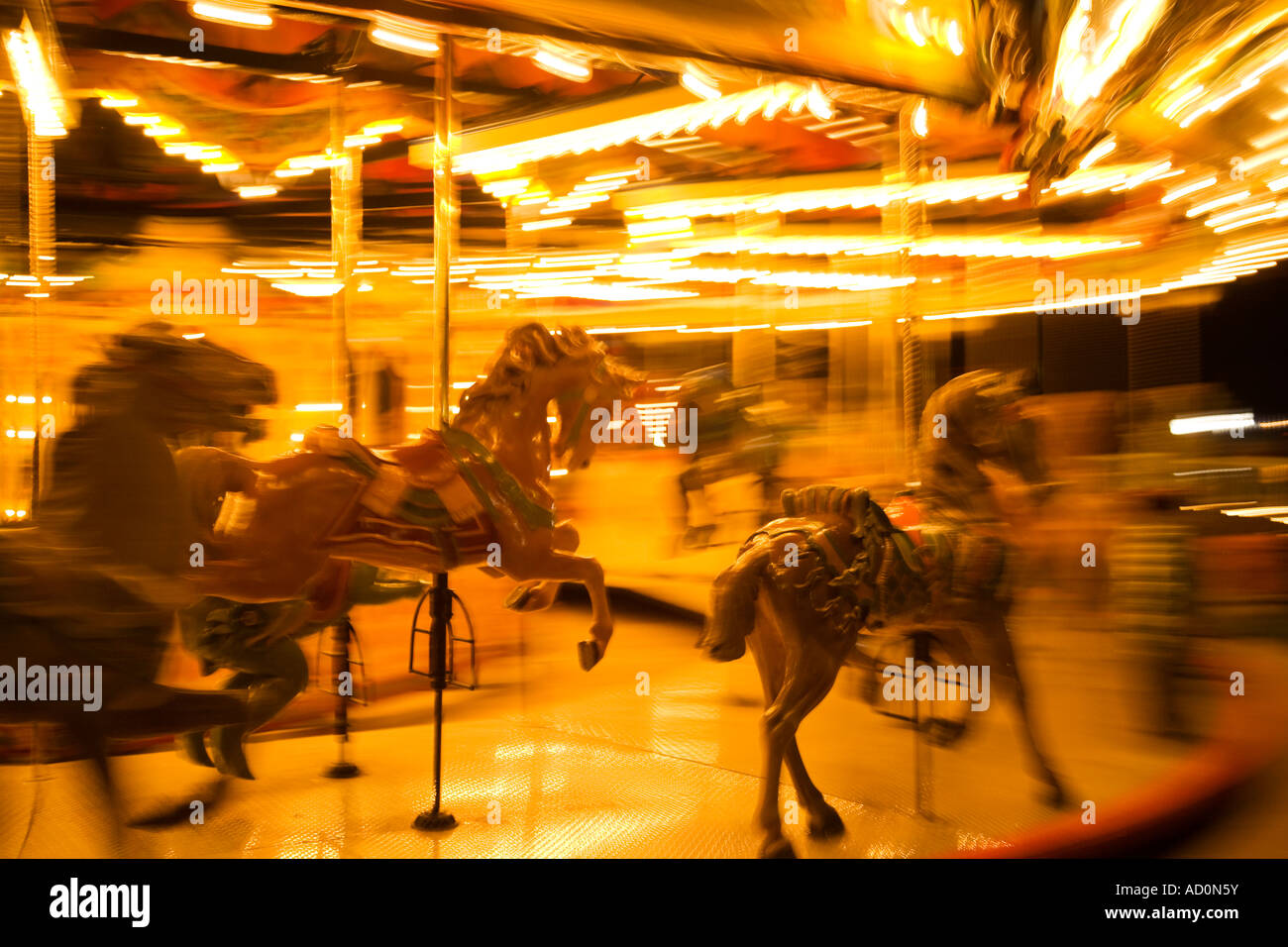 CHICAGO Illinois sfocato il moto della Giostra cavalli su Merry Go Round di notte amusement ride a Navy Pier Foto Stock