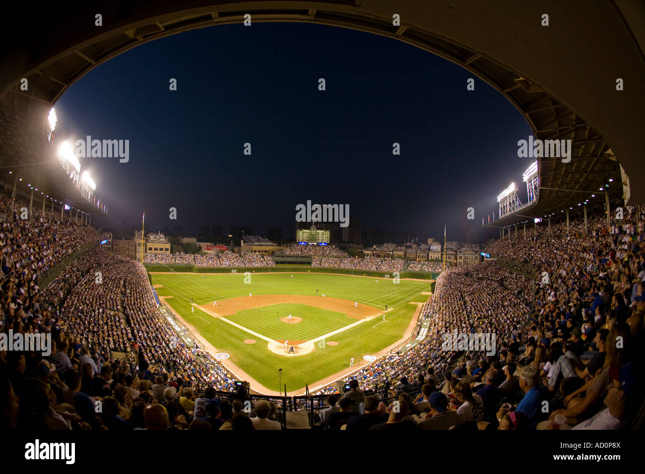 ILLINOIS Chicago Night game a Wrigley Field vista dei supporti e il quadro di valutazione di campo e gradinate in distanza Foto Stock