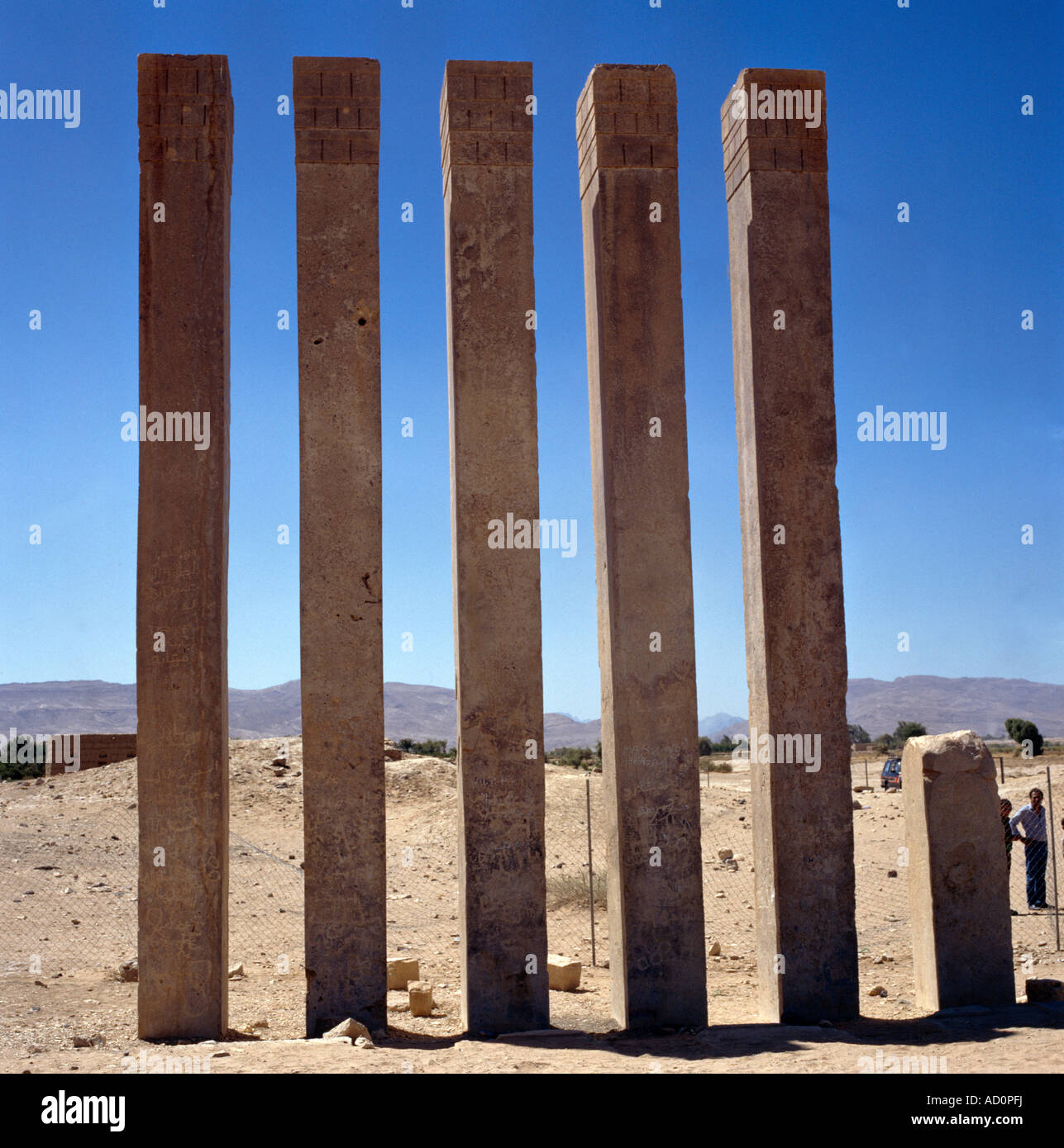 Ma'Rib Yemen le sei colonne del tempio arido (trono di Bilqis) Foto Stock