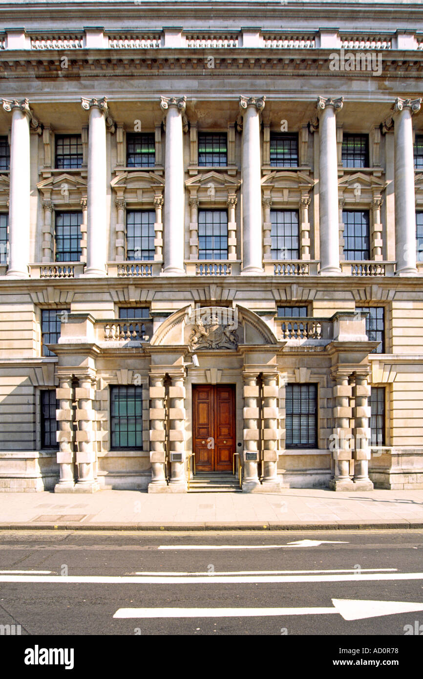 L'entrata e la facciata del vecchio ufficio di guerra su Whitehall a Londra. Foto Stock