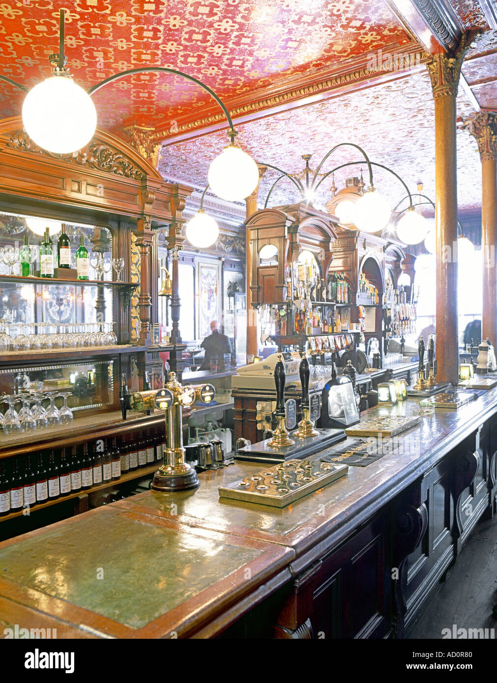 L'interno dell'epoca vittoriana Princess Louise pub di Holborn, West London. Foto Stock