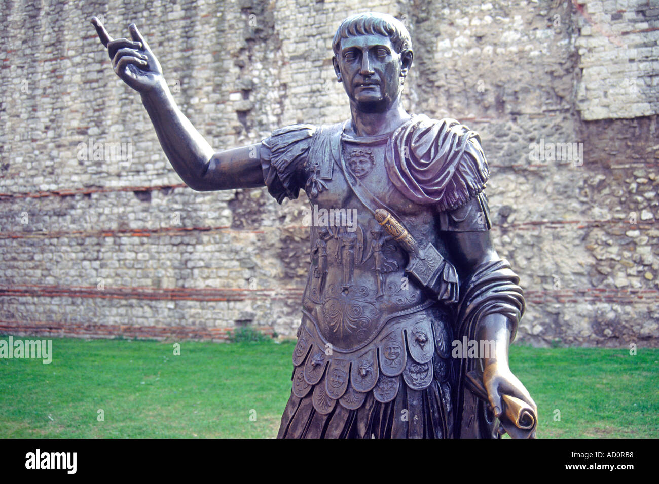 La statua dell'imperatore Traiano a Londra. Foto Stock