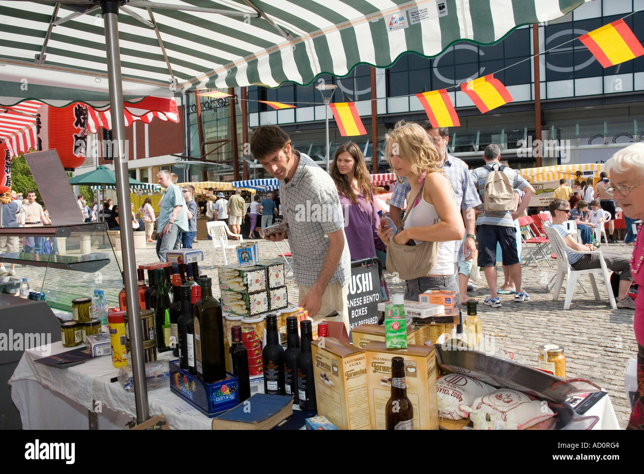 Regno Unito Inghilterra Bristol Millennium Square produrre mercato in corso durante la BBC gli acquirenti di eventi Foto Stock
