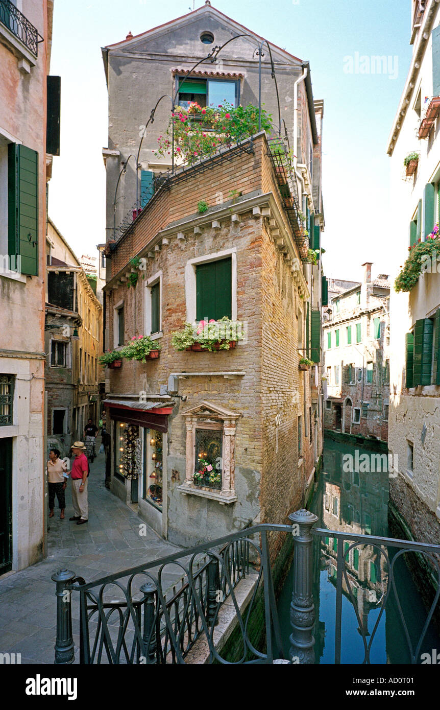 Un edificio straordinario infilata tra un canale e una strada stretta a Venezia Italia Foto Stock