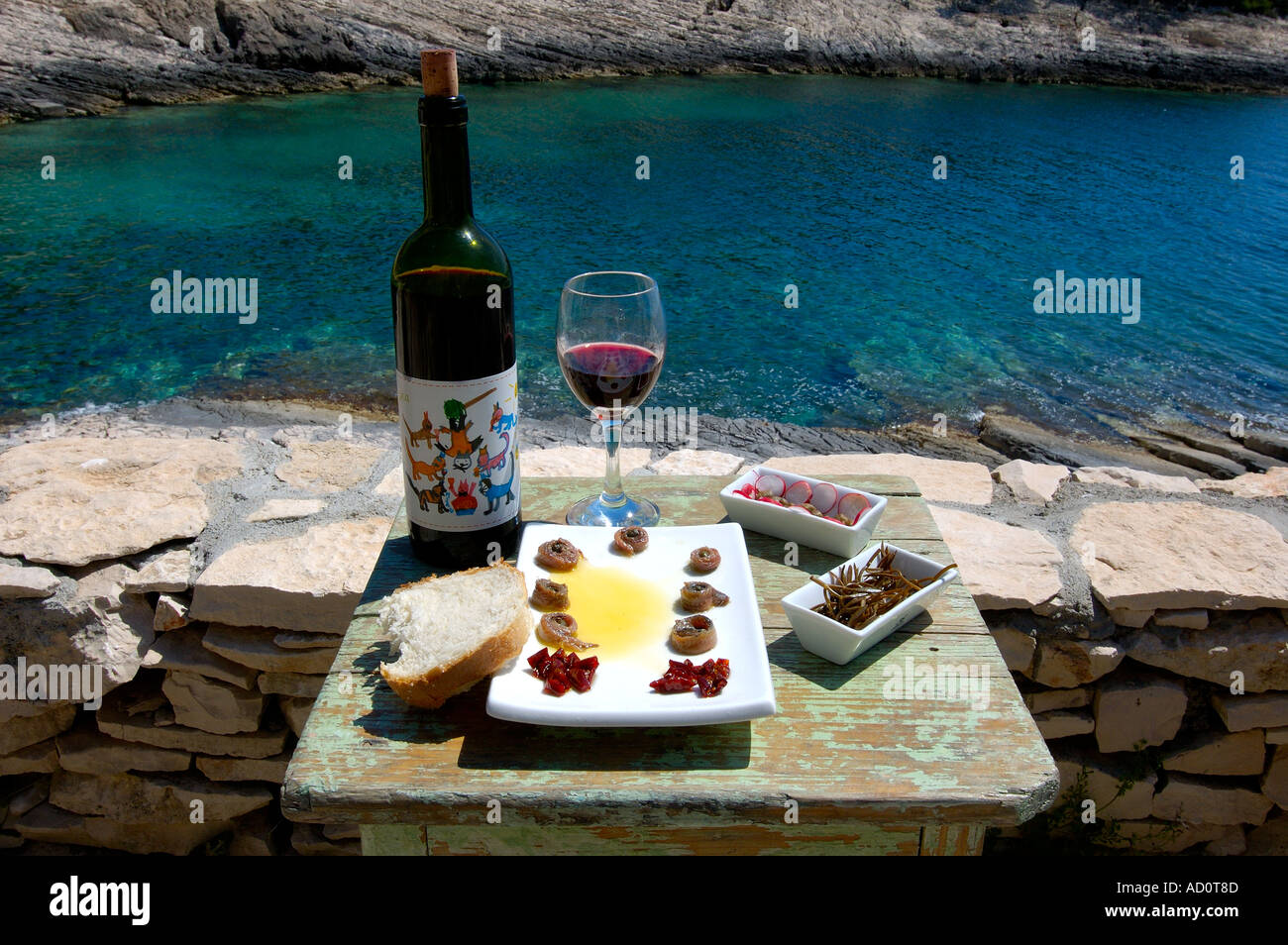 Vino le sardine salate e pane veramente mediterraneo Isola di Vis Croazia Foto Stock