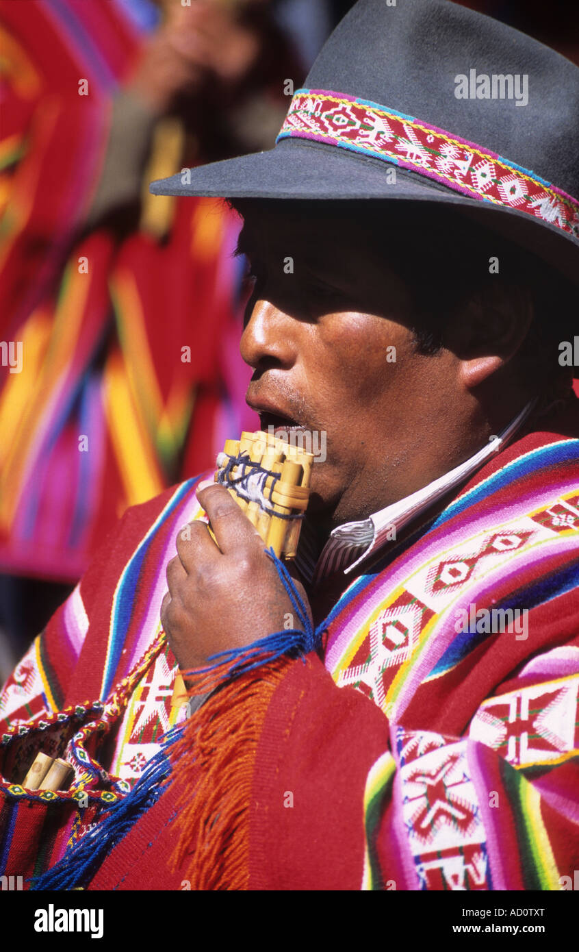 Quechua uomo da Charazani / Cordillera Apolobamba regione a nord di la Paz giocando Panpipe, Bolivia Foto Stock