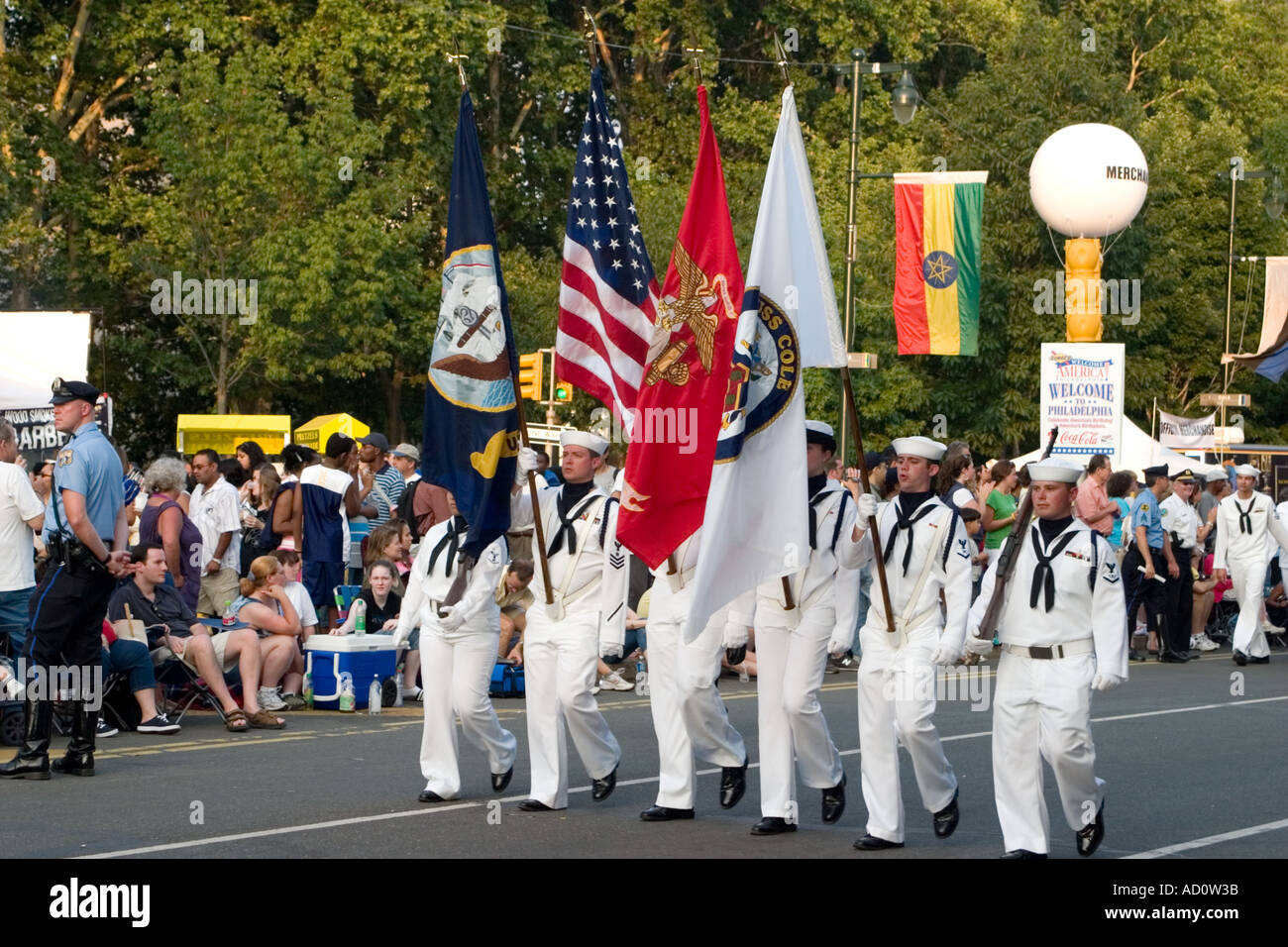 Colore navale guardia da USS Cole al 4 di luglio parade Benjamin Franklin Parkway Philadelphia PA Foto Stock