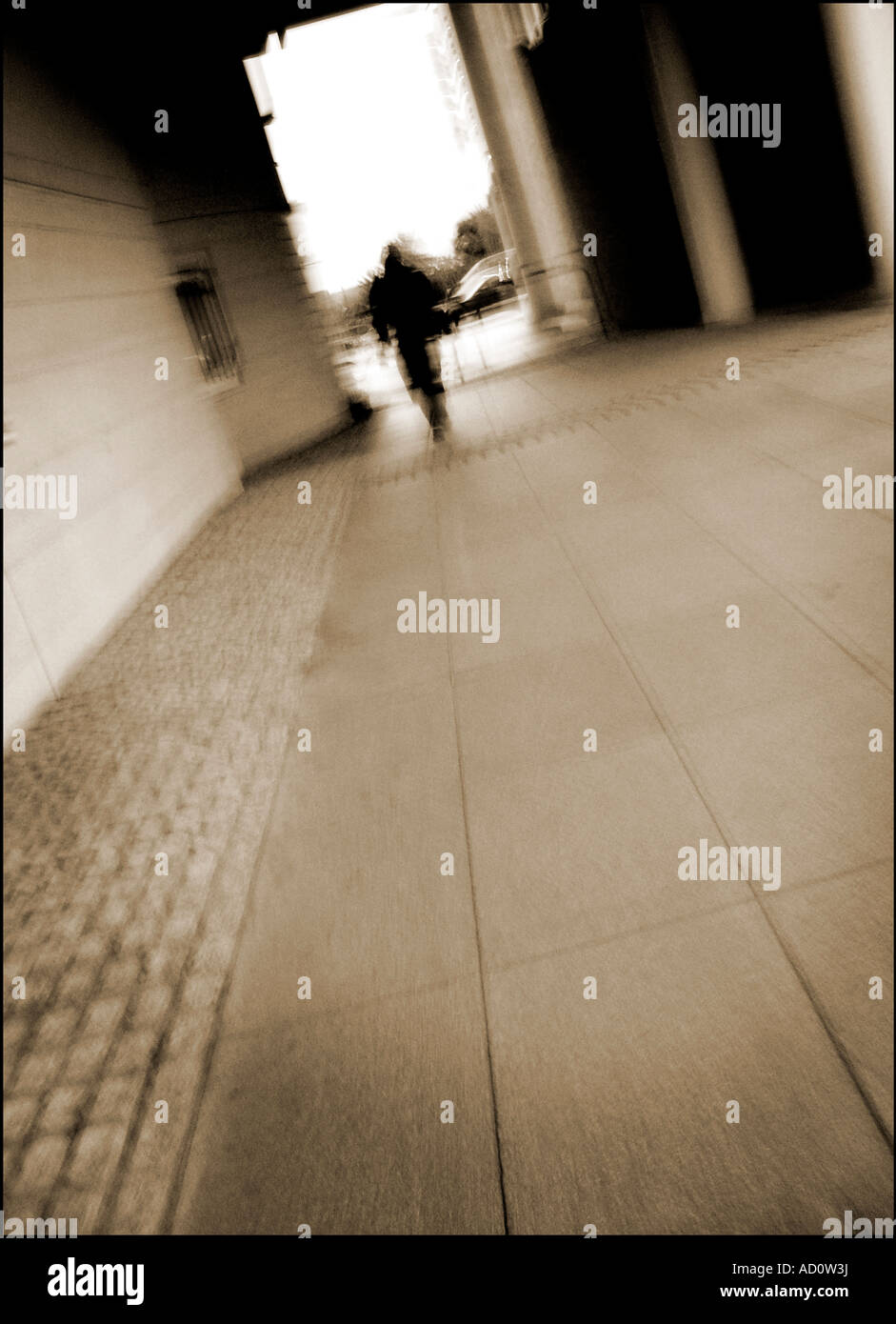 Solitario sfocata figura a piedi Foto Stock