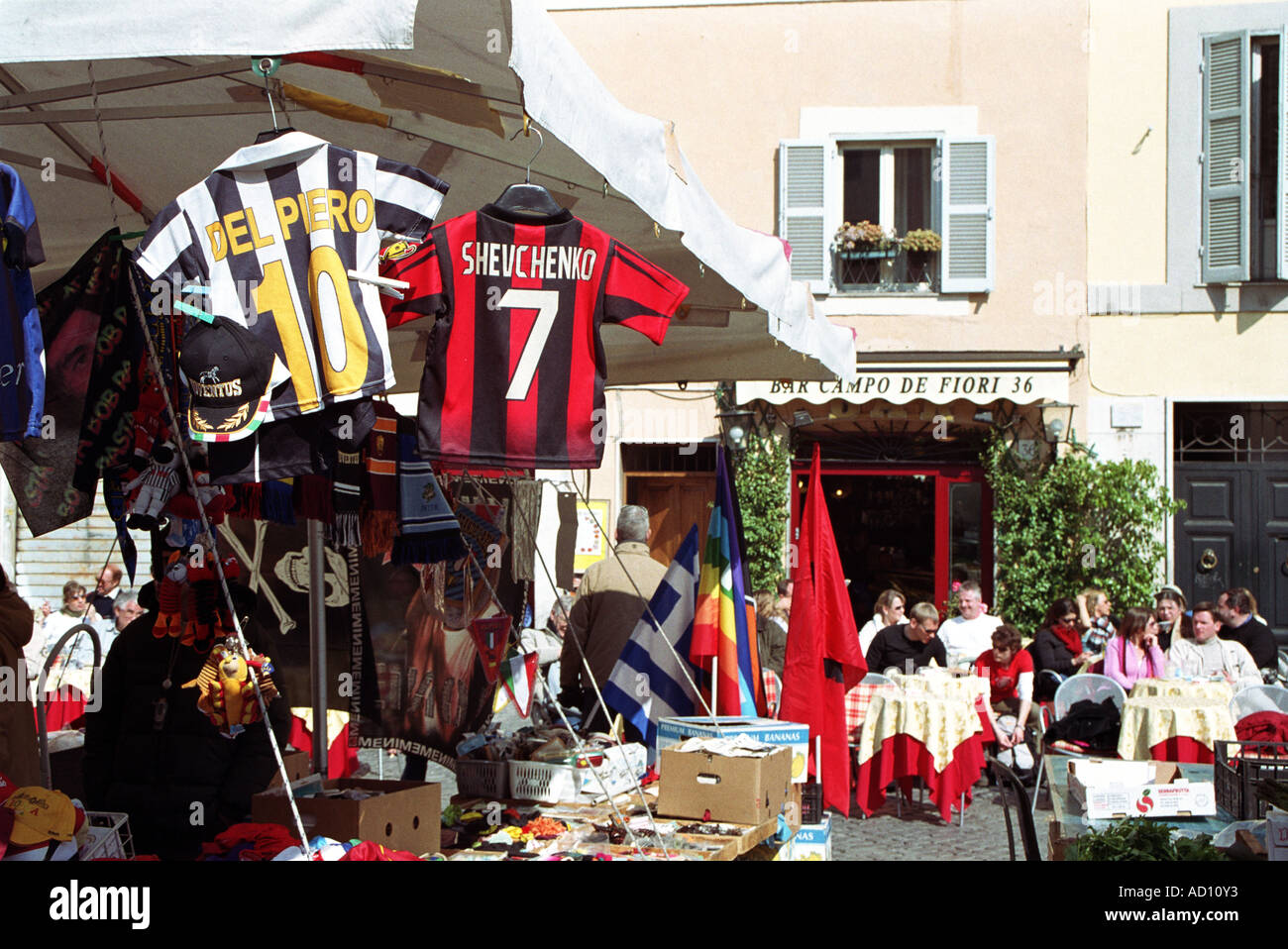 Magliette da calcio in stallo a campo de fiori mercato in Roma Foto stock -  Alamy