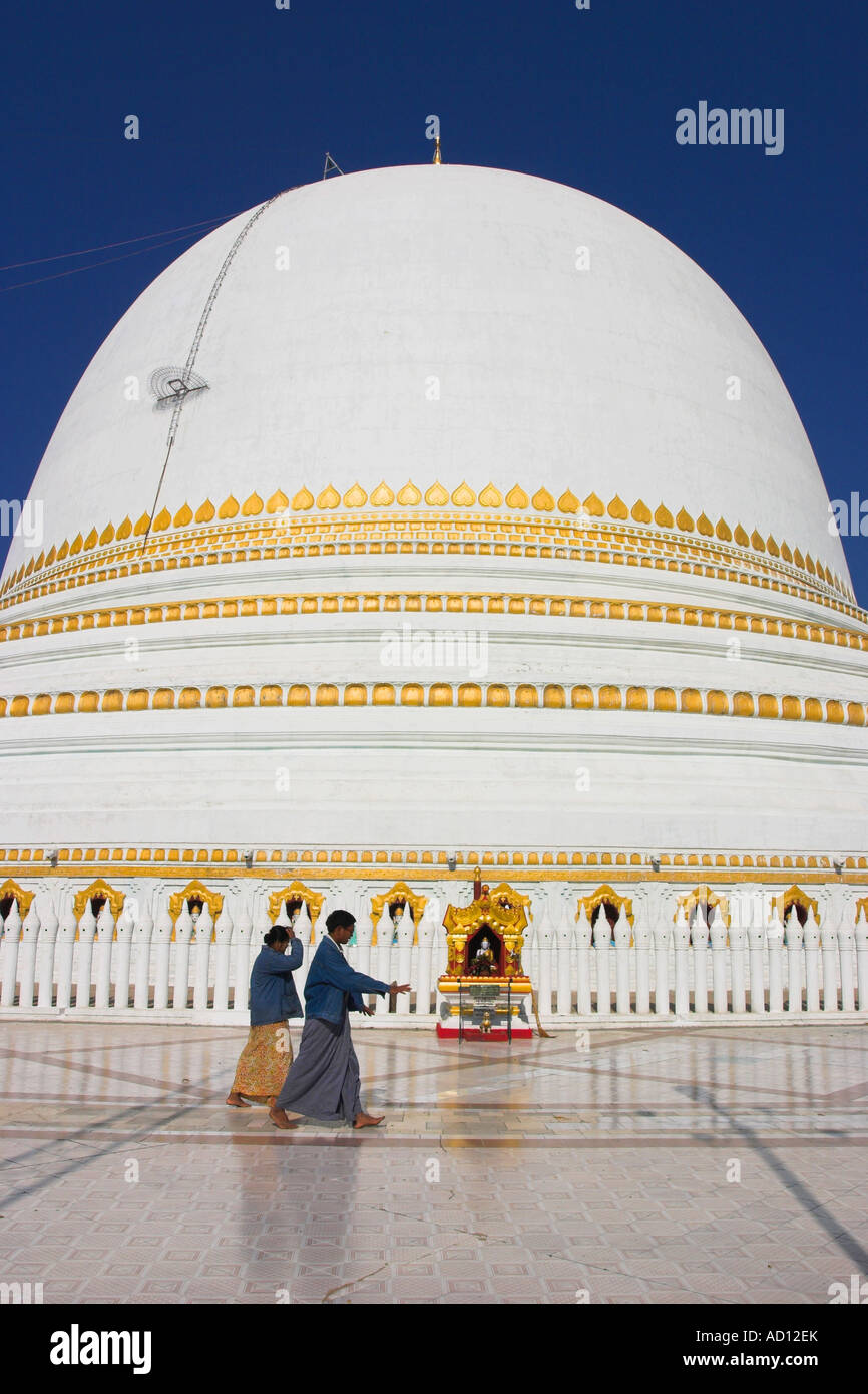 Myanmar Mandalay, pellegrini a Kaunghmudaw Paya Foto Stock