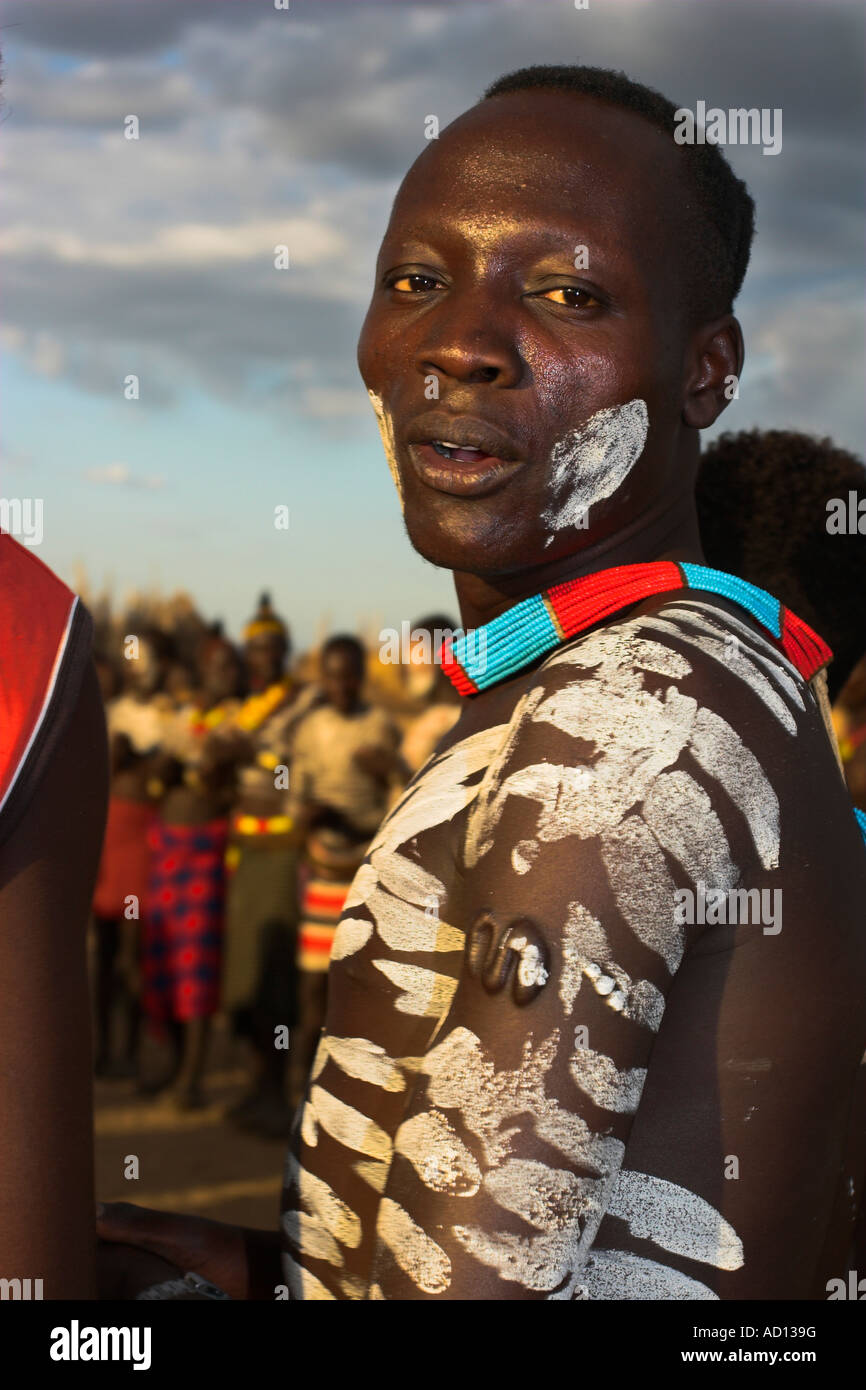 Etiopia, bassa valle dell'Omo, Kolcho village, Karo man con il body painting Foto Stock