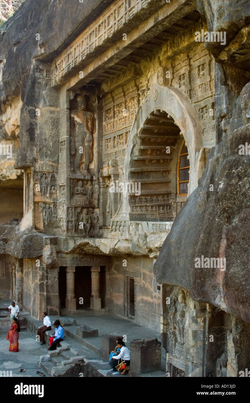 Verticale ampia angolazione di gli intagli e le sculture sulla facciata anteriore della Grotta 26. Foto Stock