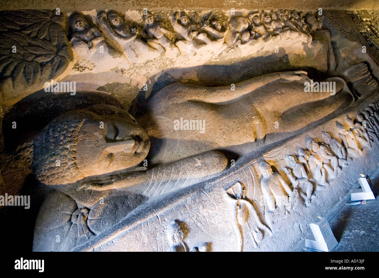 Orizzontale prospettiva compressa close up Parinirvana 'reclining Buddha' carving in grotta 26 Foto Stock