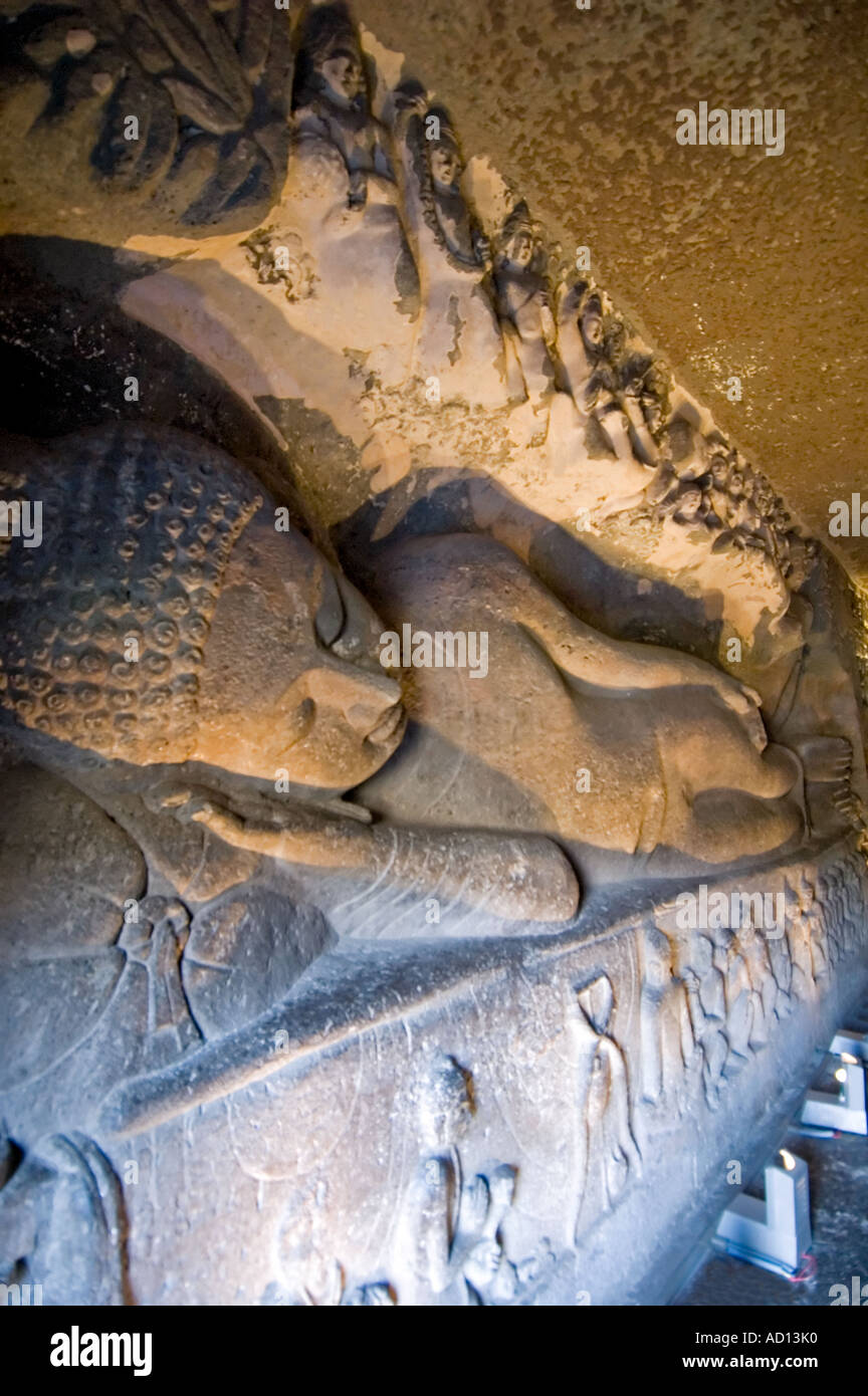 Verticale prospettiva compressa close up Parinirvana 'reclining Buddha' rock carving in cave 26. Foto Stock