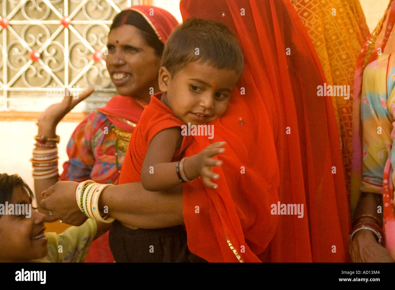 Chiudere orizzontale di un bambino indiano sventolano fuori del Karni Mata Temple 'Tempio Rat' Foto Stock